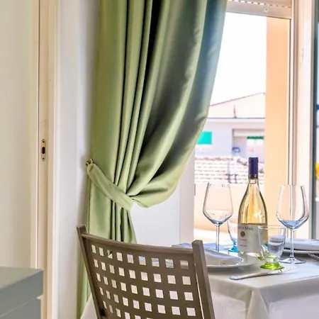 With Swimming-pool In Marina Di Just 700 Meters From The 公寓式酒店